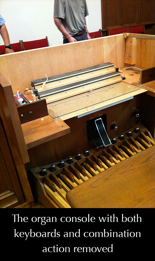 Photo of the empty organ console